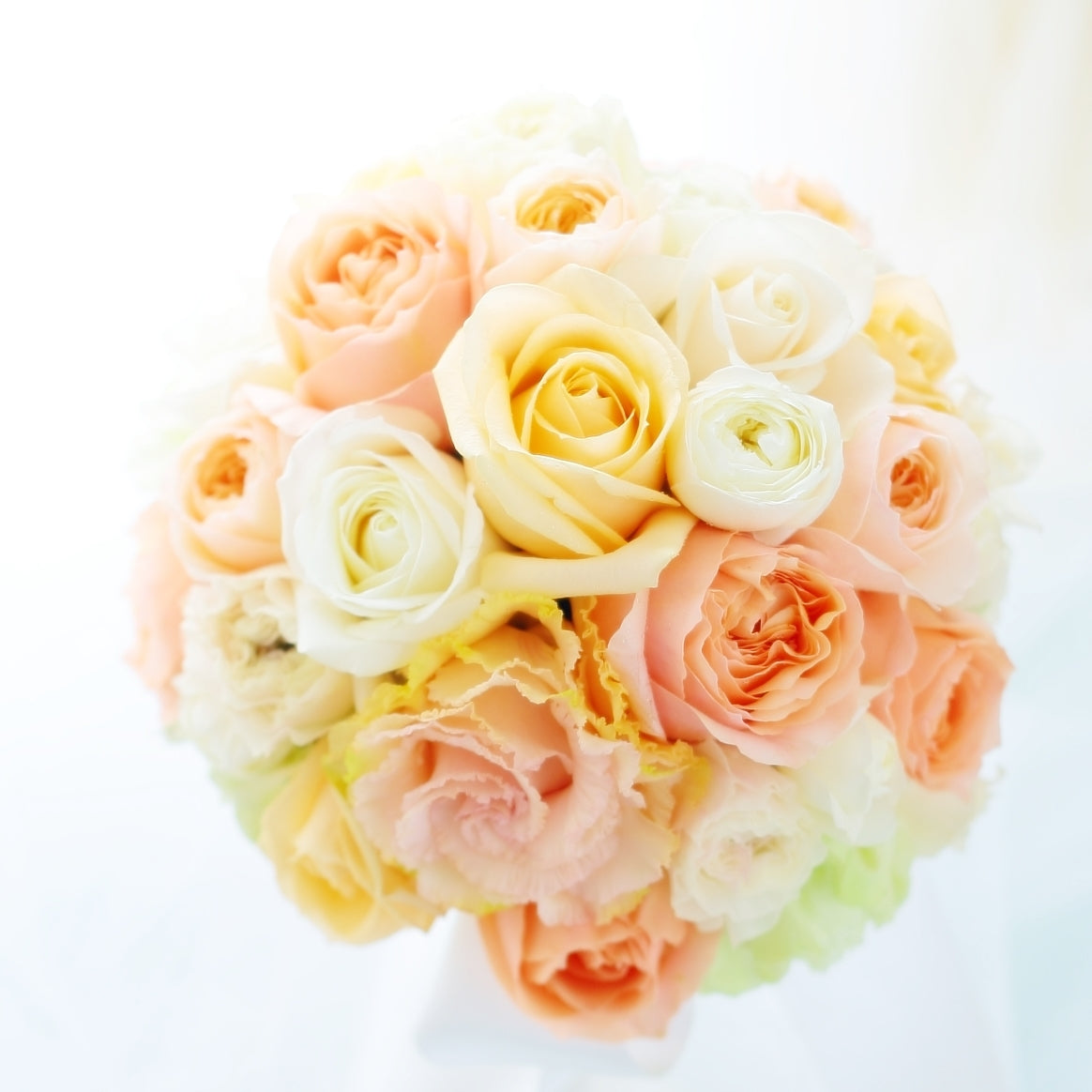 ラウンドブーケ　如水会館の花嫁様へ　最高の１日に　アプリコットオレンジの、透明感のあるバラで