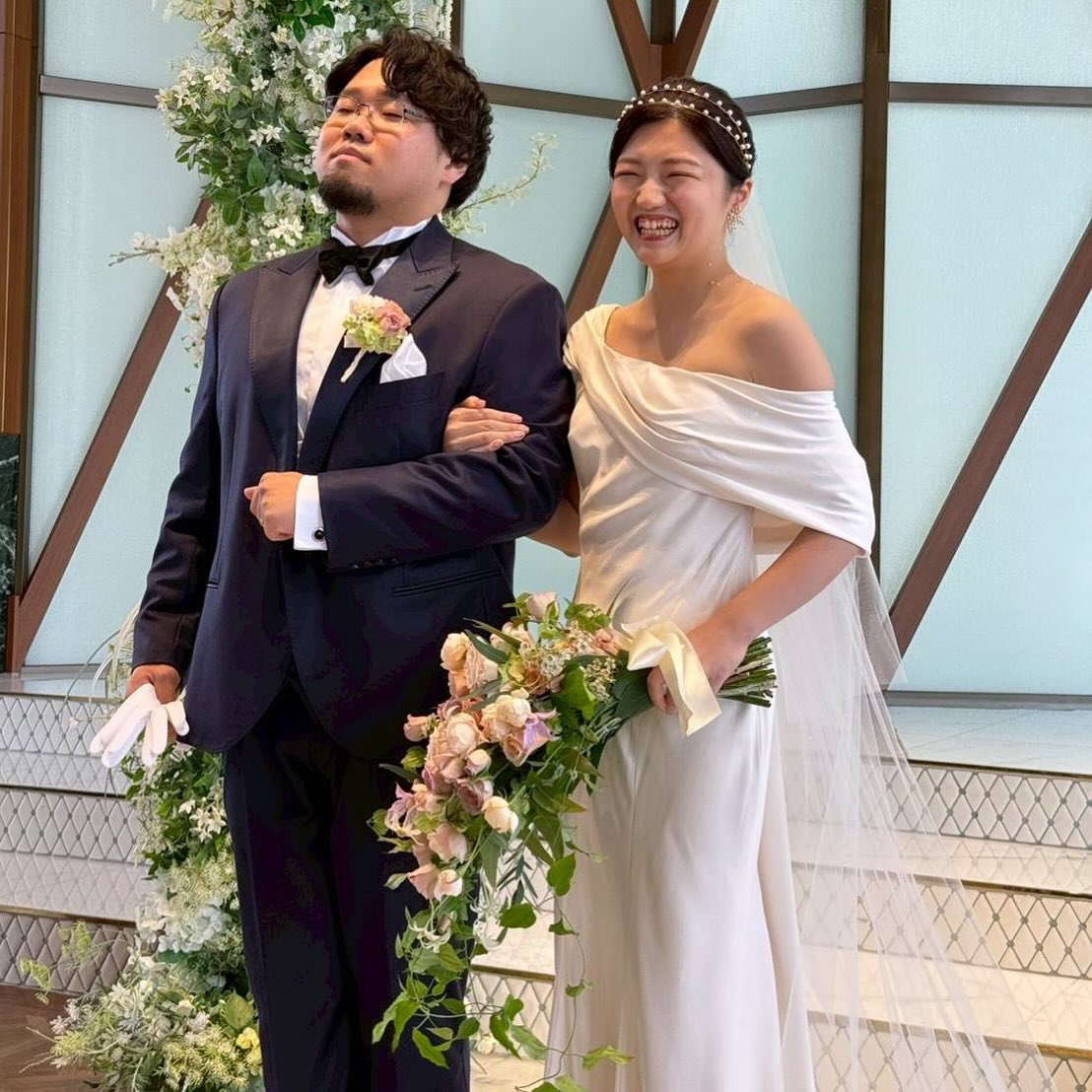 挙式での新郎新婦様｜アンティークなバラのクラッチロングブーケとお揃いのブートニア