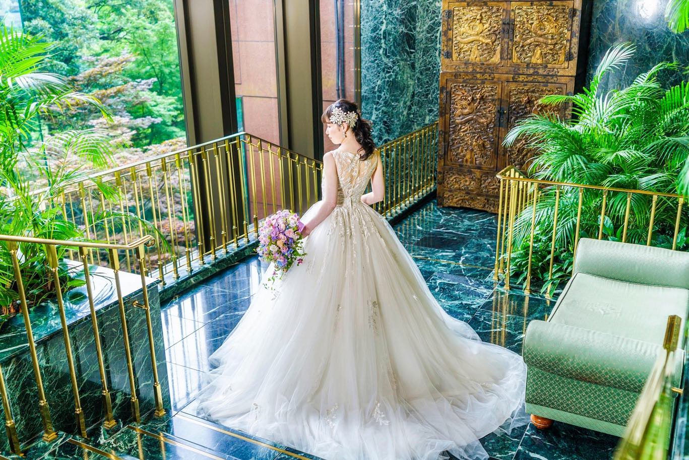 淡い紫とピンクのシャワーブーケを持つ花嫁様　ホテル椿山荘東京の階段にて