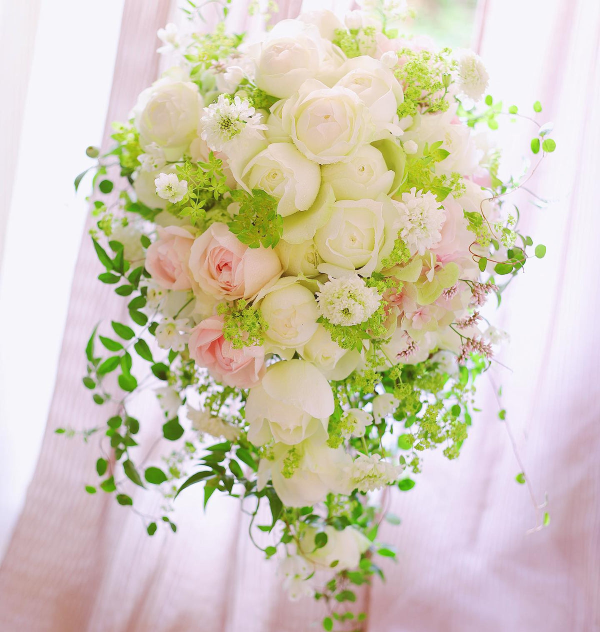 白とグリーンのブーケ｜軽井沢石の教会の花嫁様へ、白バラと淡いピンクのバラ、白い小花とグリーンで