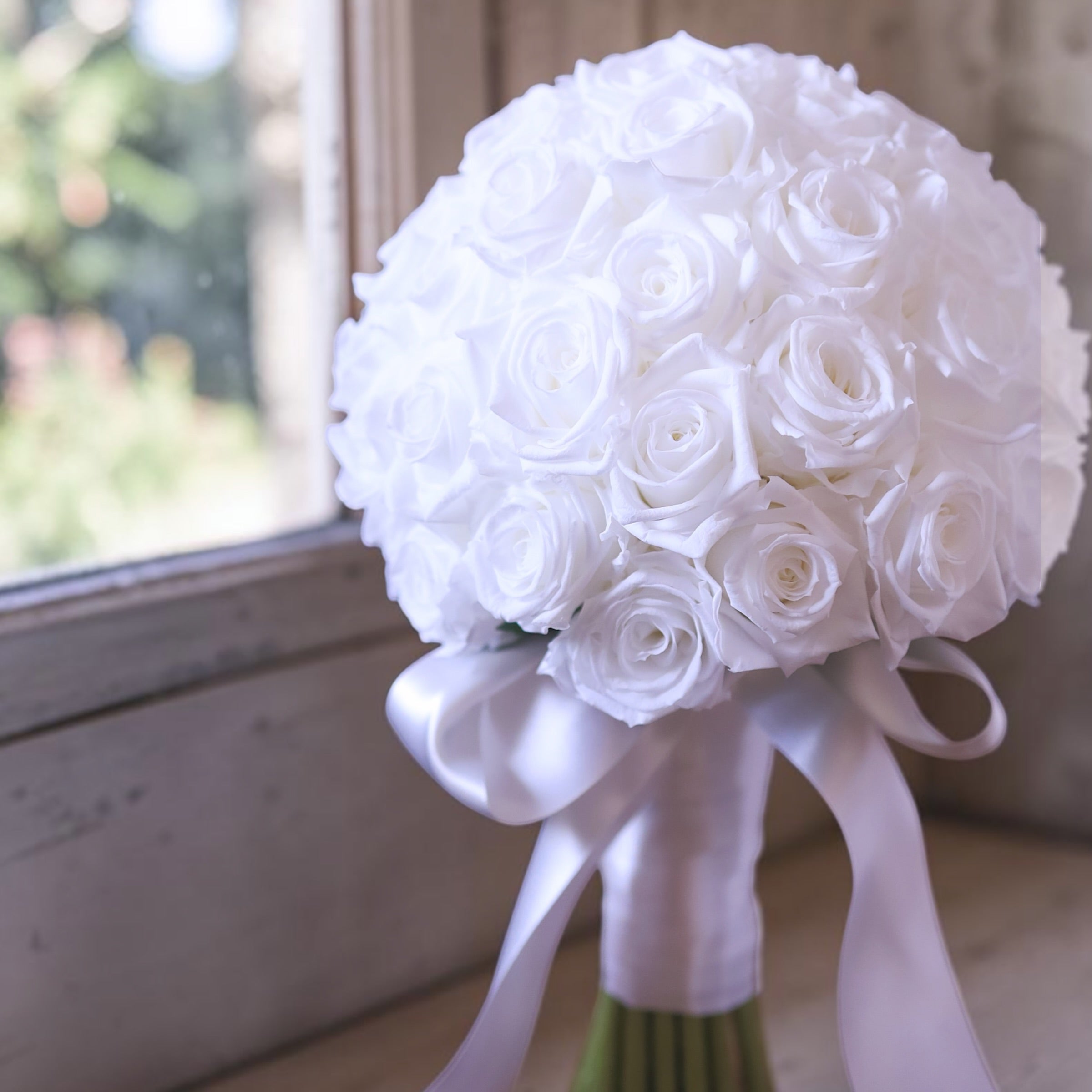 アールベルアンジェ奈良の花嫁様の、純白のプリザーブド白バラのラウンドブーケ