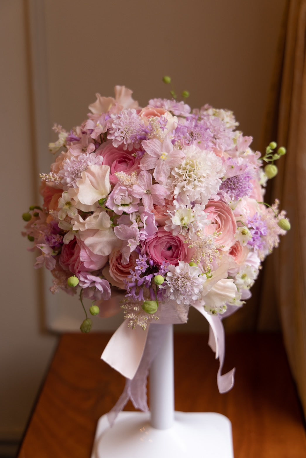 ホテルニューオータニの花嫁さまへ つぶしゅわのピンクのラウンドブーケ｜東京・白金の花屋 一会