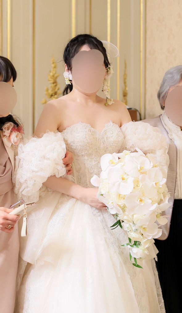 卒花嫁様レポ　高輪貴賓館の花嫁様へ　胡蝶蘭ブーケと耳元で揺れる生花のアクセサリー