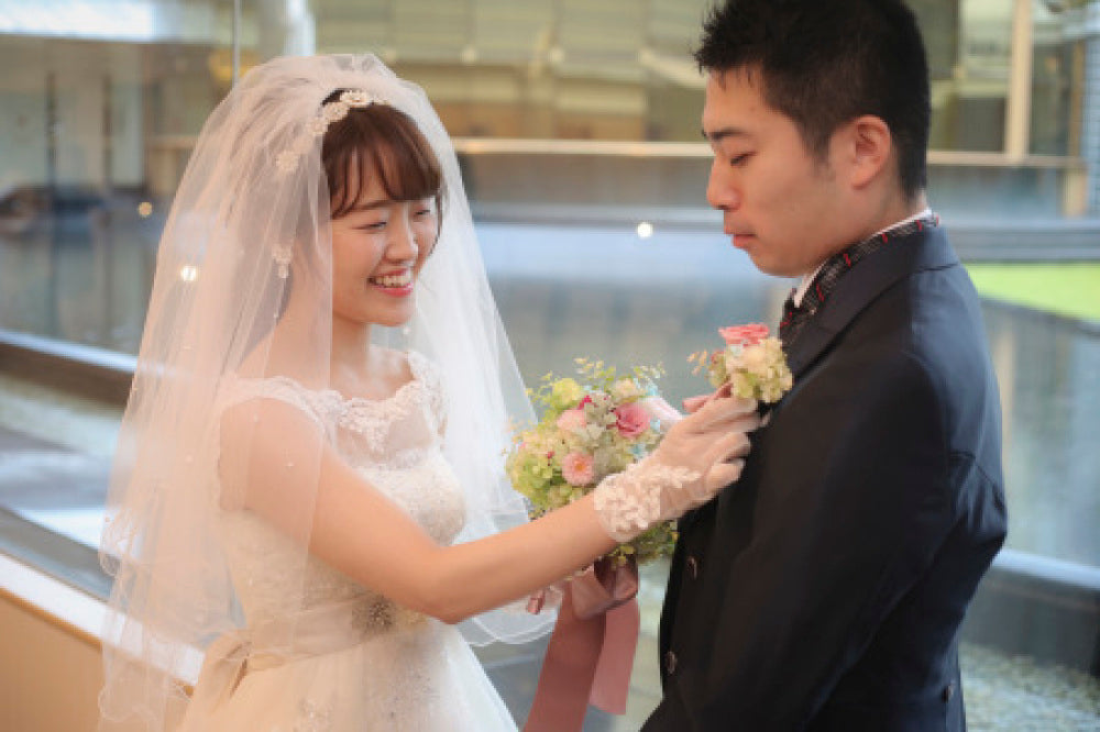 ブートニアとは　種類や由来を徹底解説　ブートニアは省略可？どんな花をつけるの？
