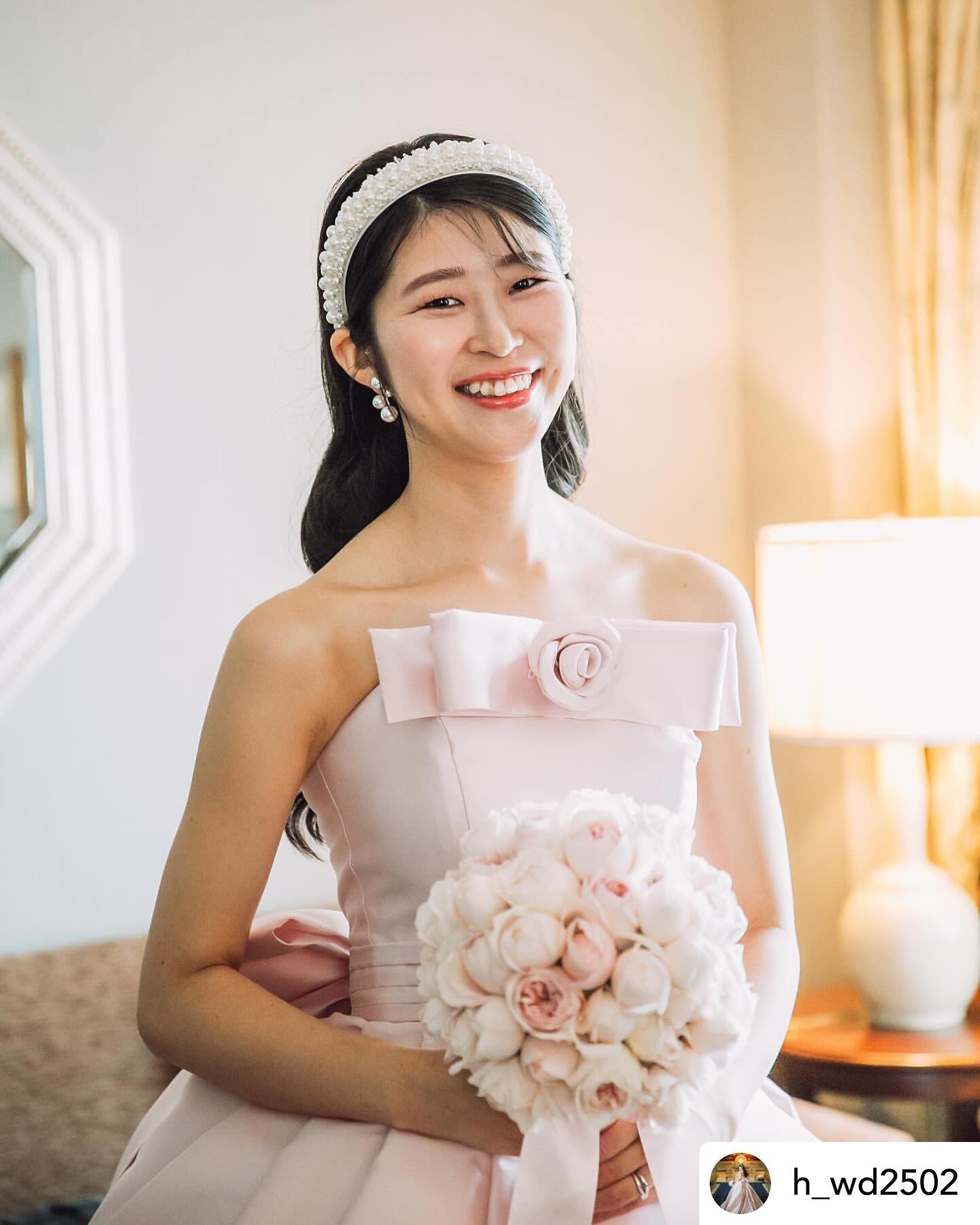 桜色のバラのラウンドブーケを手にした、ホテルニューグランドのカラードレスの花嫁様