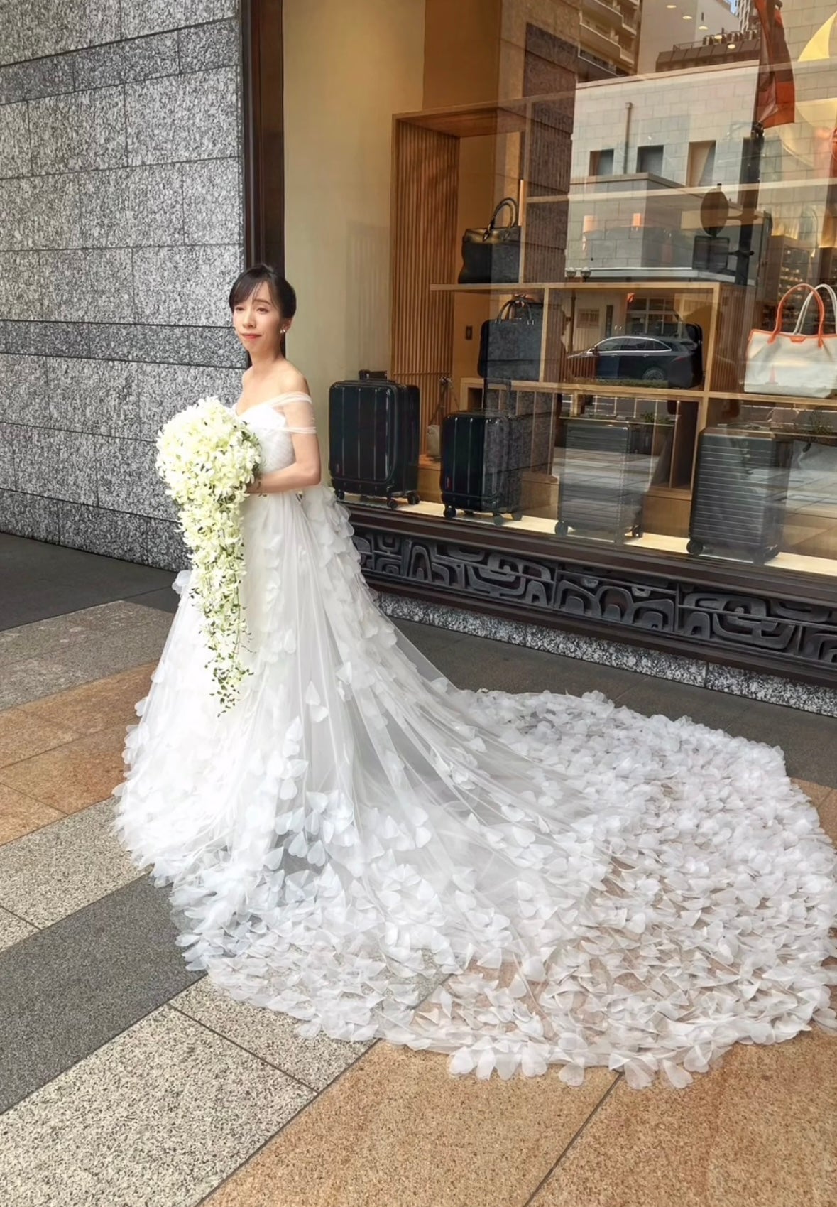 遠方でも生花のロングキャスケードブーケが可能|神戸オリエンタルホテルの花嫁様へ宅急便でお届け