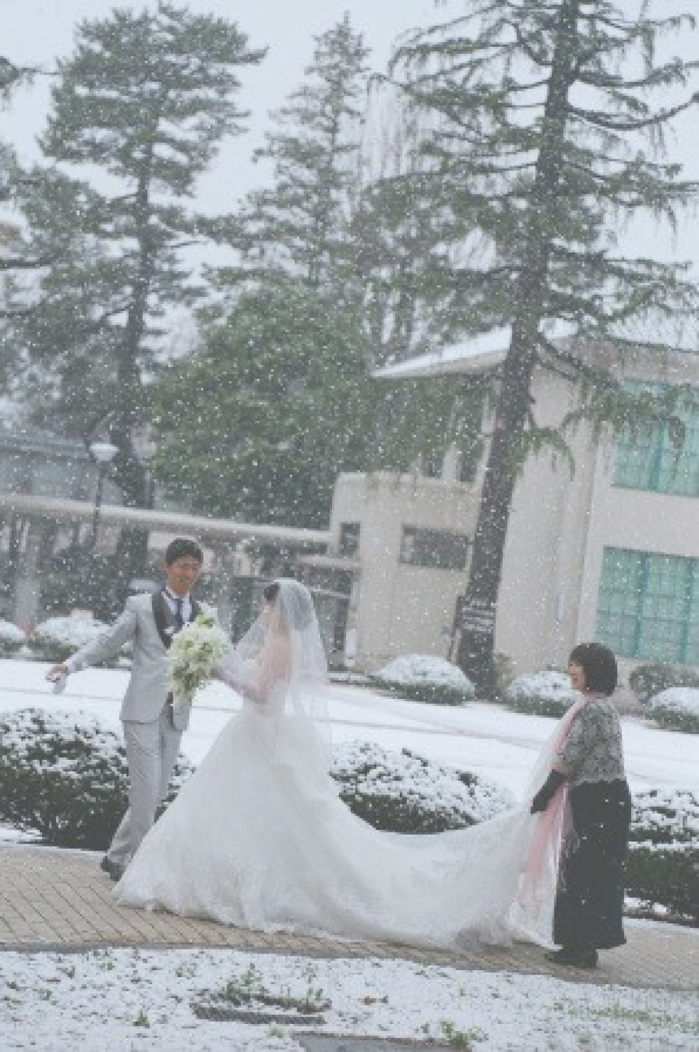 卒花嫁様レポ　春の装花 東京女子大学様の結婚式へ　3月、雪の日の魔法に