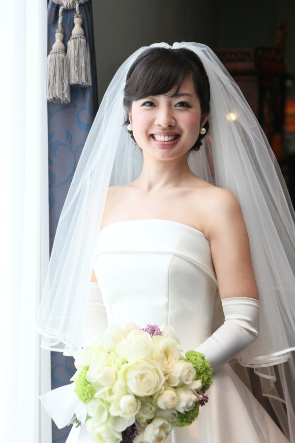 洋装の白いウェディングドレスの花嫁様 白とグリーンのラウンドブーケ