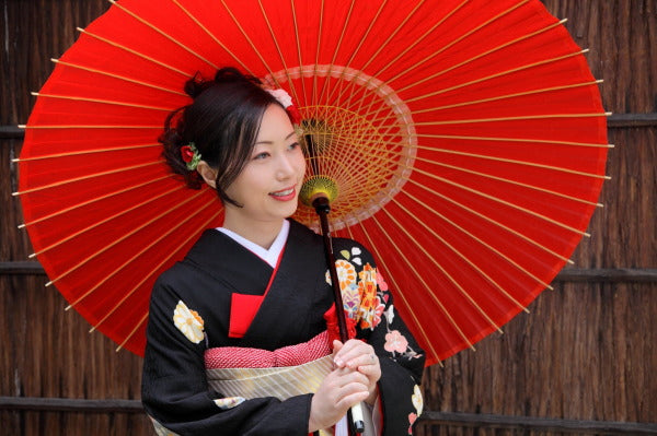 松山・道後温泉 道後館の花嫁様 朱色の和装に艶やかな笑顔