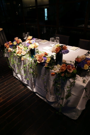 春の装花　XEX 日本橋様へ　青と紅茶の卓上装花と大きなサプライズ花束と