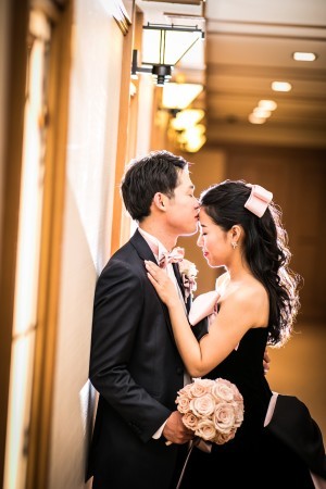 帝国ホテル エマリーエのドレスにあわせた白バラのラウンドブーケ｜東京・白金の花屋 一会