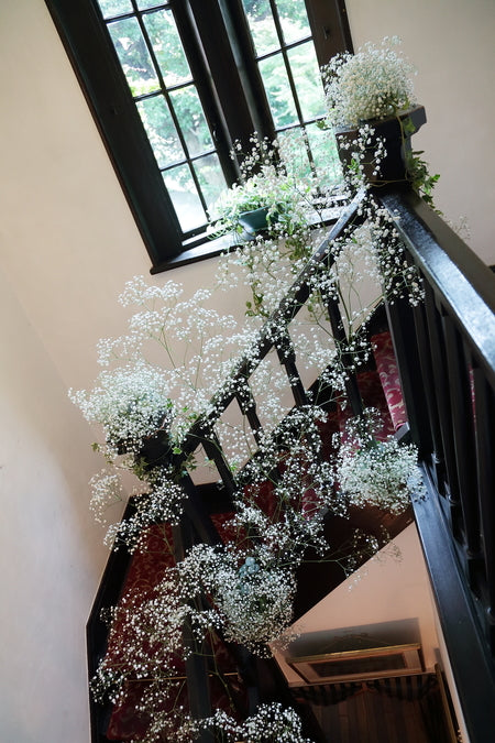 シェ松尾松濤の装花　カスミソウの階段とアジサイ