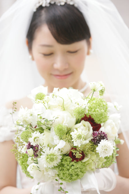 白いウェディングドレスとベールの花嫁様が、白とグリーンのラウンドブーケを持つ｜パークハイアット東京