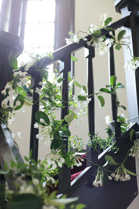 松濤レストランのテーブルと階段の装花