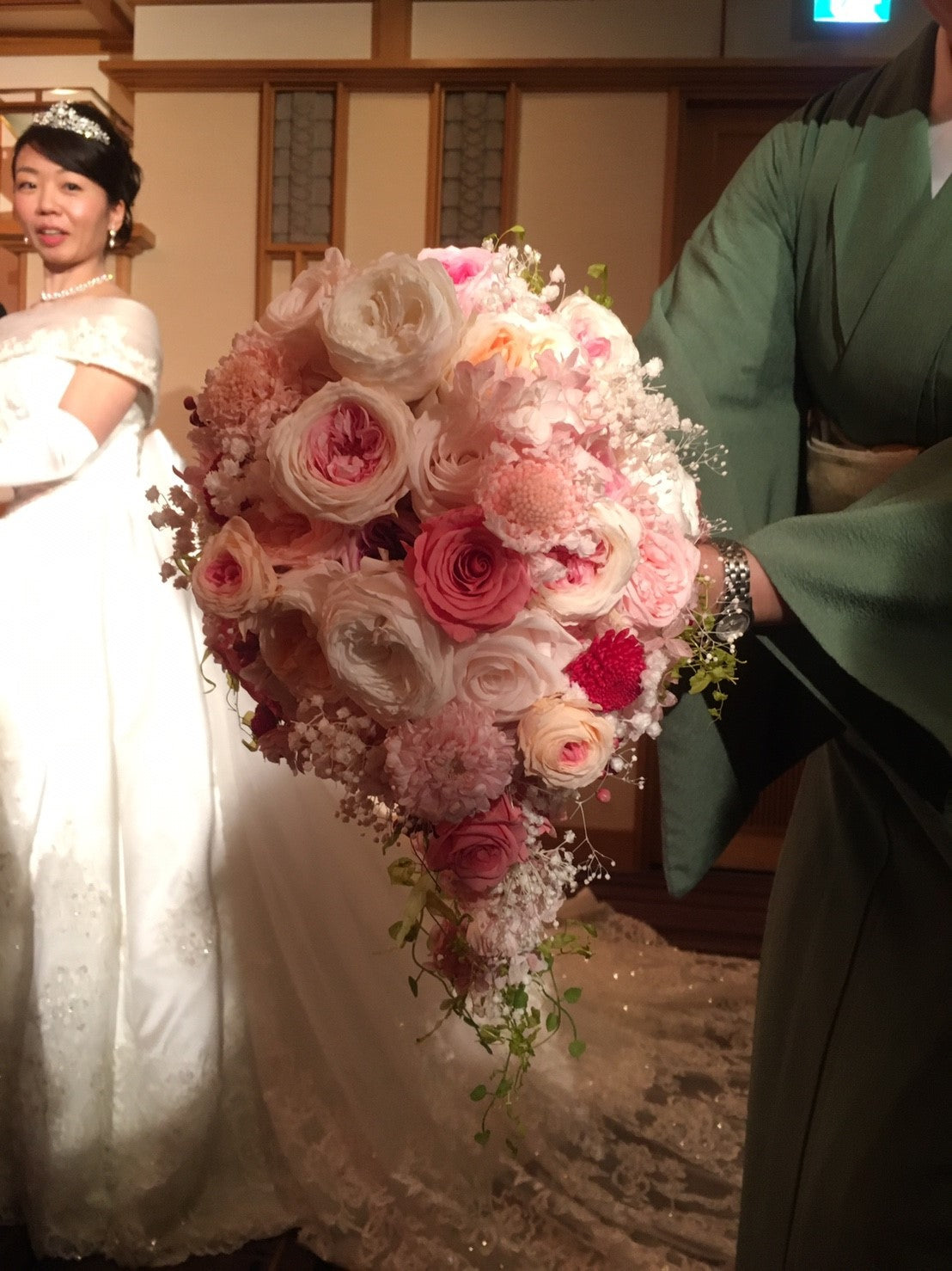 帝国ホテルの花嫁さまへ ピンクと白にボルドーを挿したウェディングブーケ｜東京・白金の花屋 一会