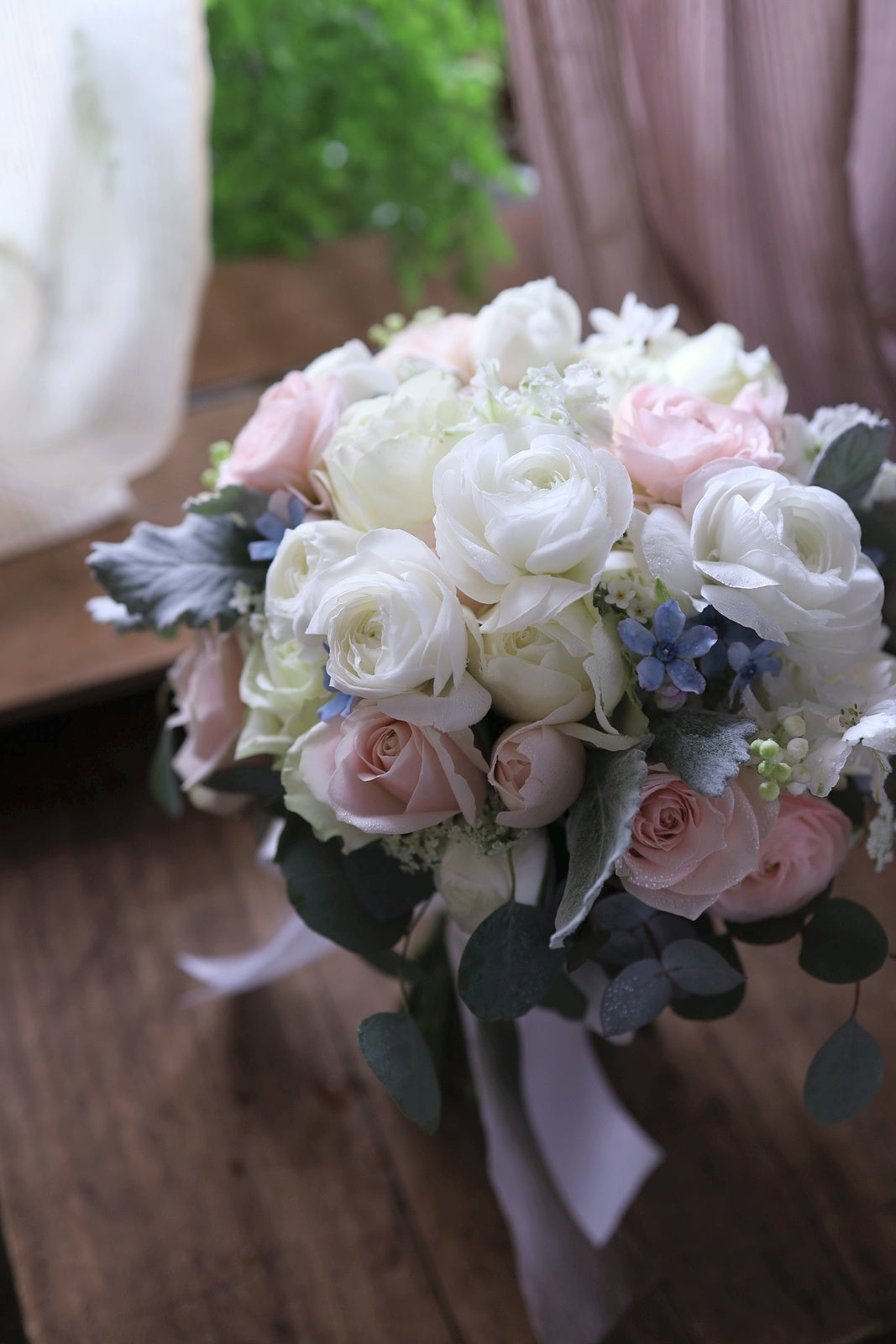 アーティフィシャルのピンクと赤の芍薬ブーケ 国立博物館の前撮りへ