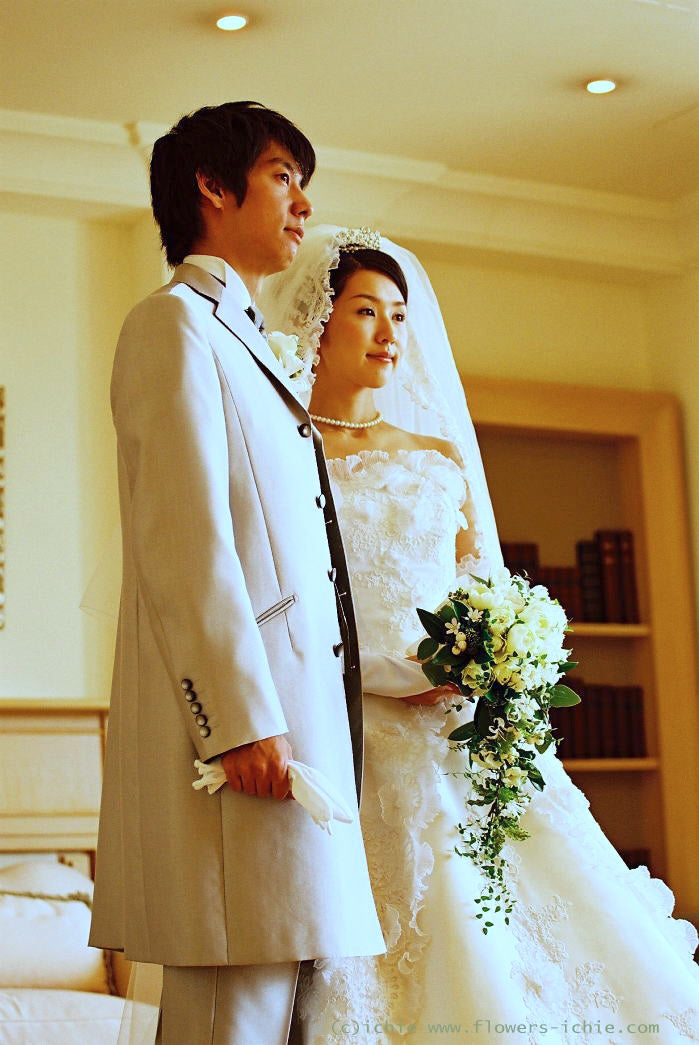 2006年10月のご挙式。白のキャスケードブーケをお持ちの花嫁様とご新郎様｜アートグレイス ポートサイドヴィラ（横浜）