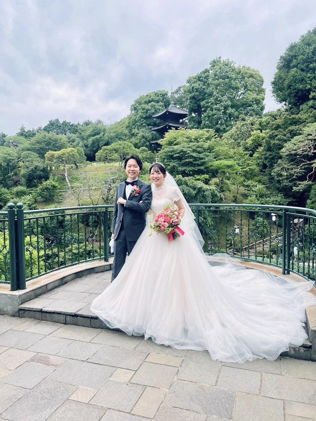 芍薬が難しい6月に　ピンクのバラのクラッチブーケ　椿山荘の花嫁様へ