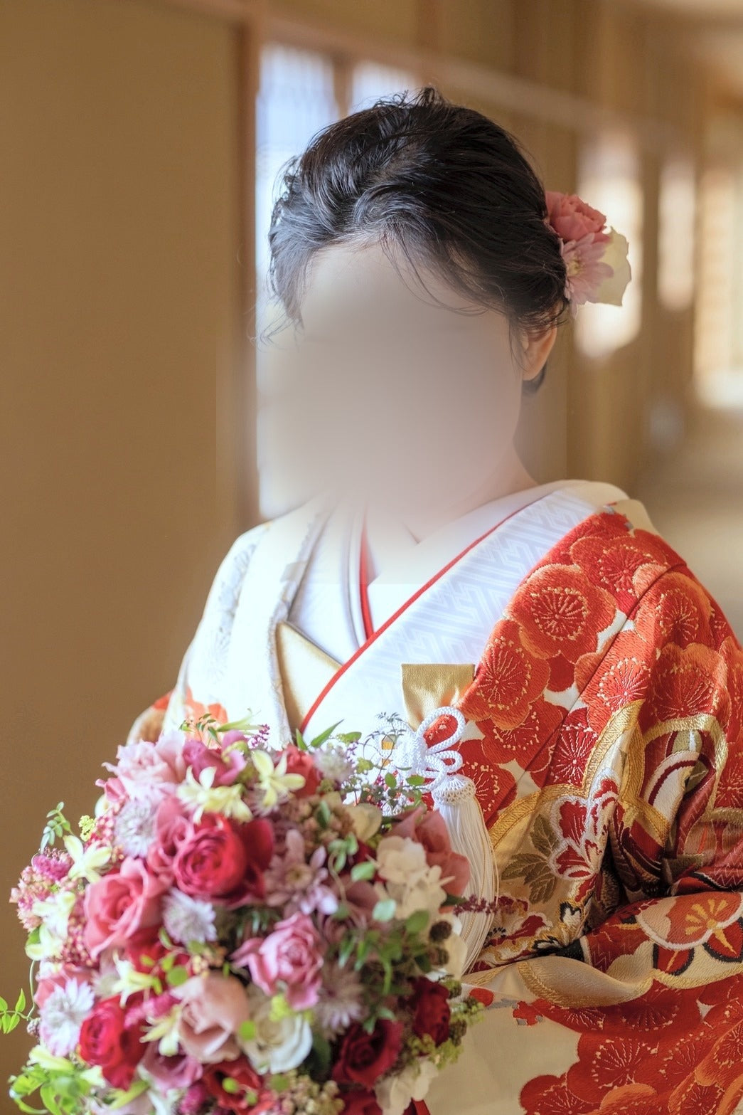 和装クラッチブーケを持つ花嫁様｜色打掛の赤とブーケの赤