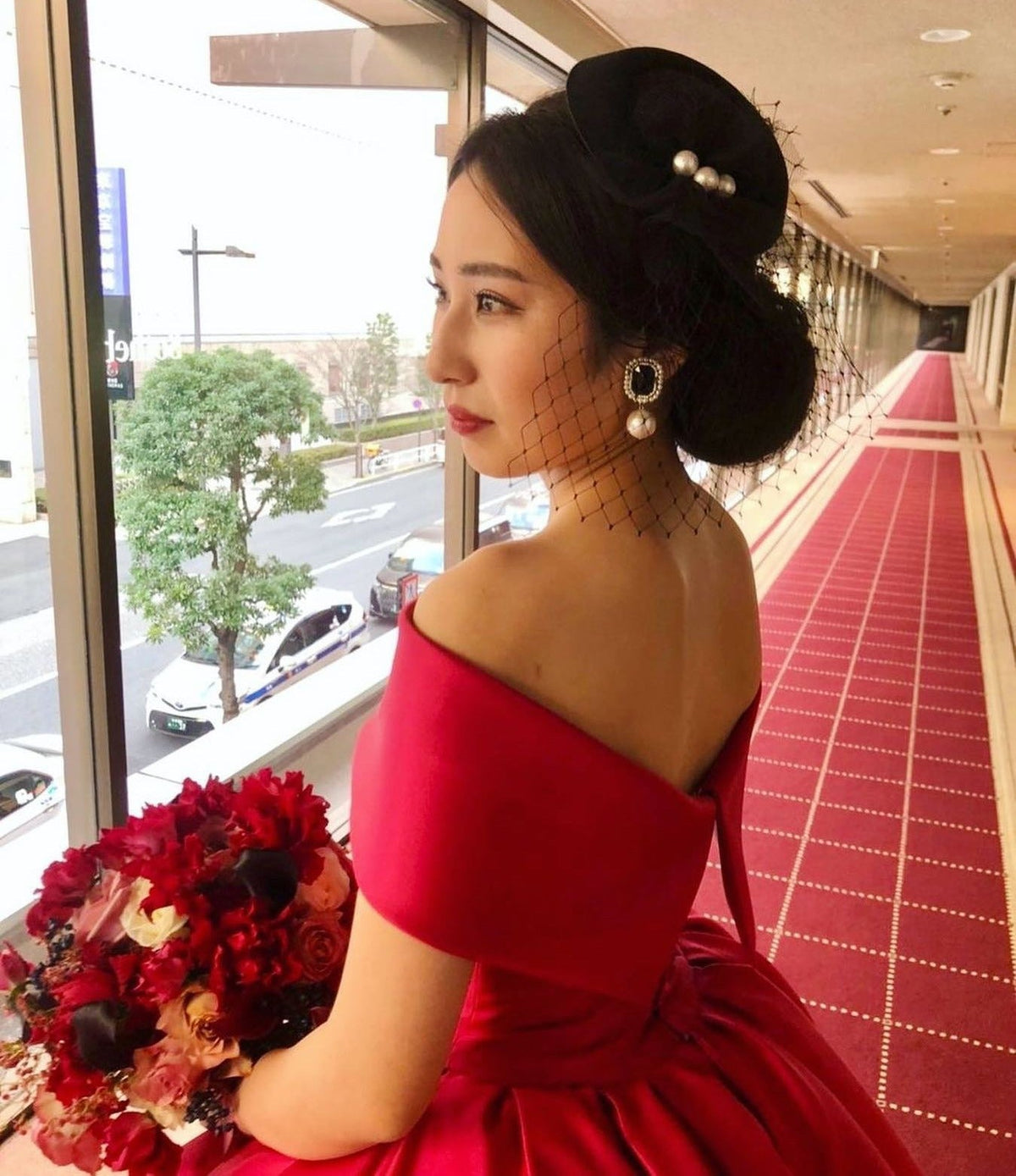 帝国ホテルの花嫁様が、お色直しの赤いカラードレスに、深紅のバラと黒に近いカラーのブーケを持たれたお姿
