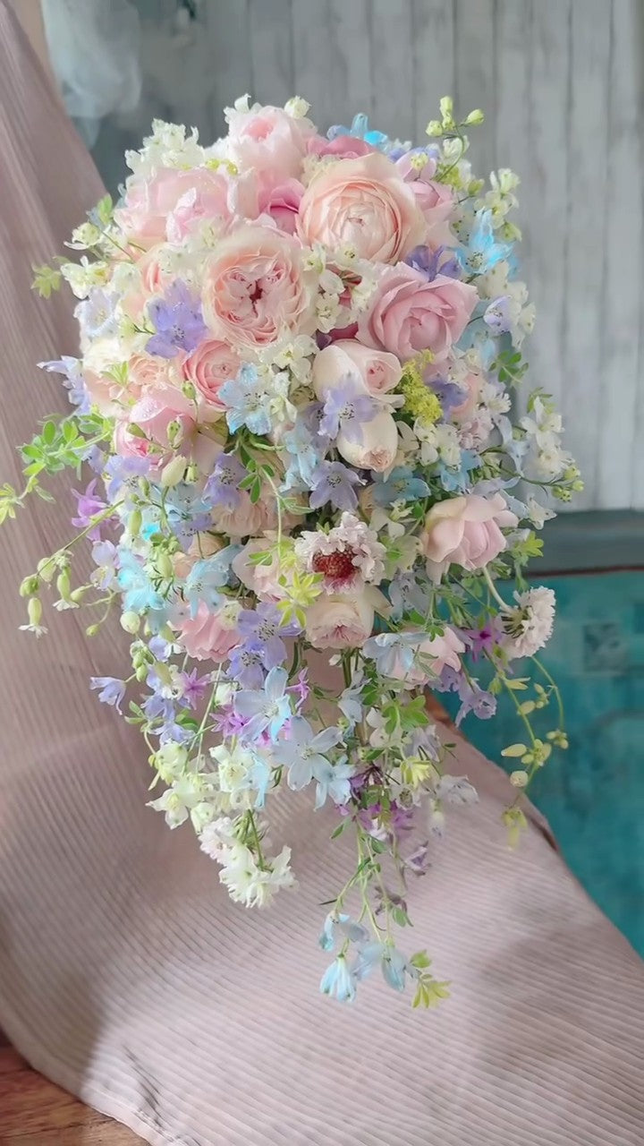 帝国ホテルの花嫁様へお届けしたシャワーブーケ　ピンクガーデンローズとデルフィニウム