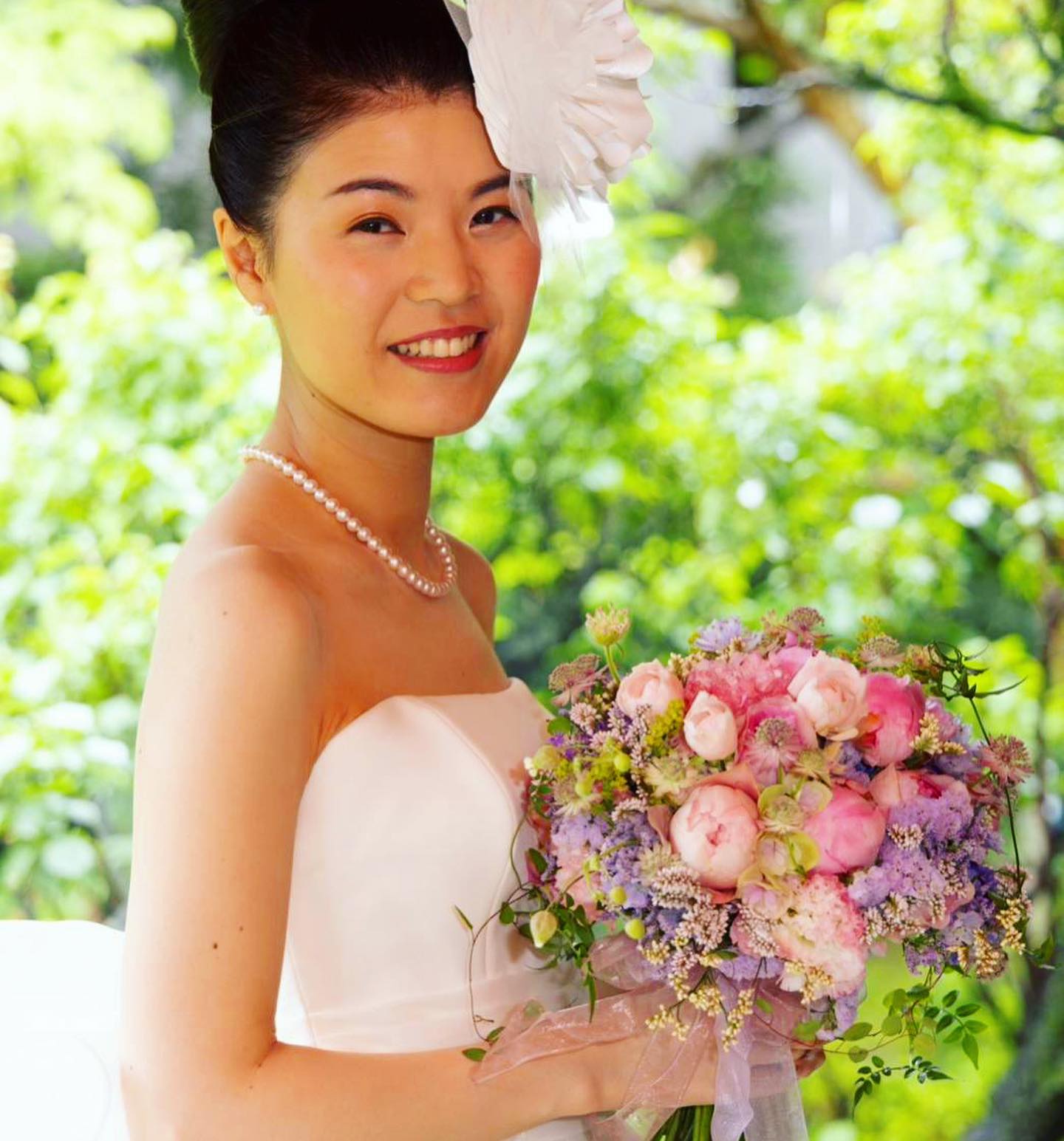 芍薬のブーケを持つ白いドレスの花嫁様　名古屋・か茂免