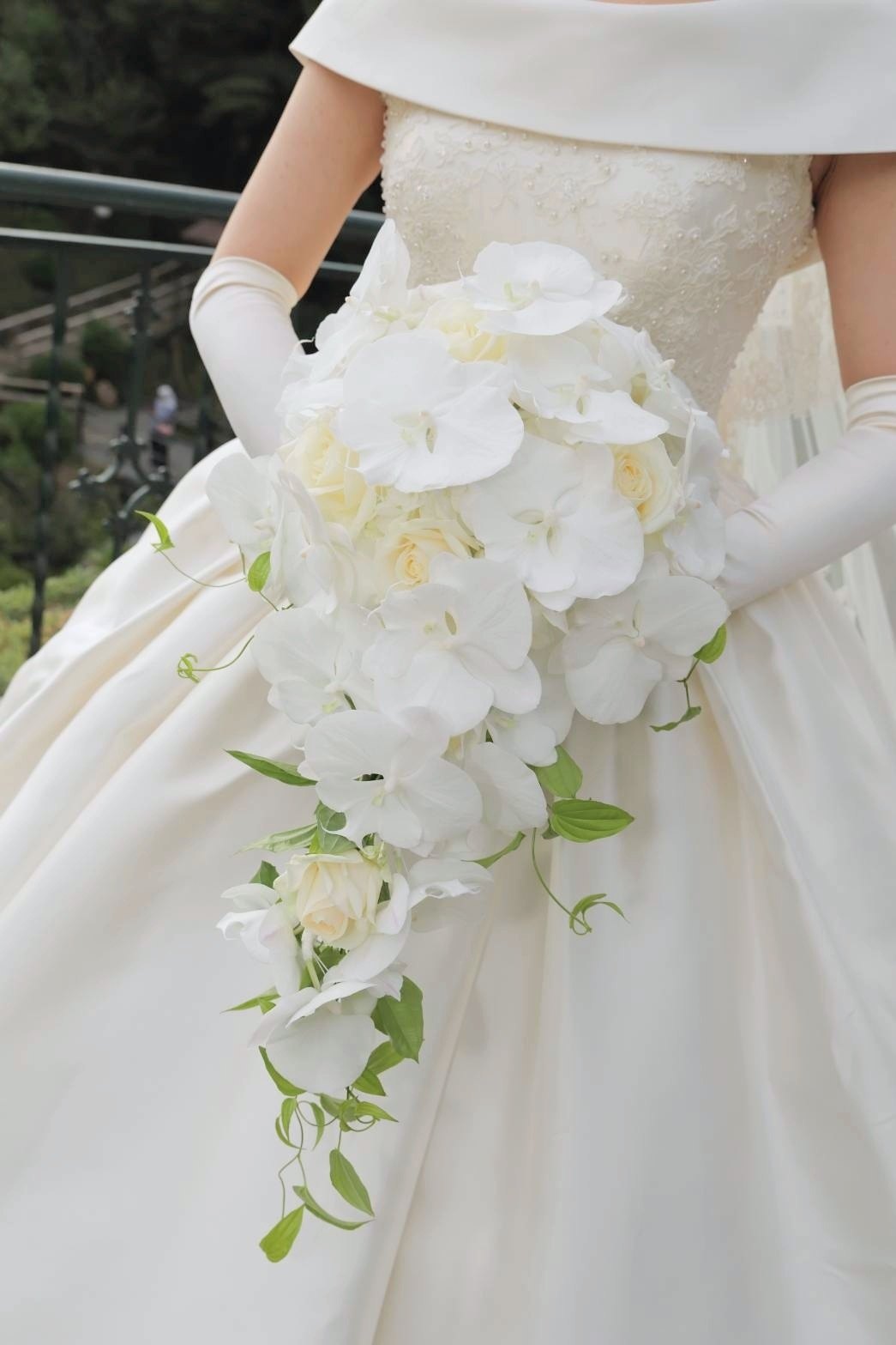 純白の胡蝶蘭スノーエンジェルのキャスケードブーケ｜ホテル椿山荘東京の花嫁様｜一会アトリエ