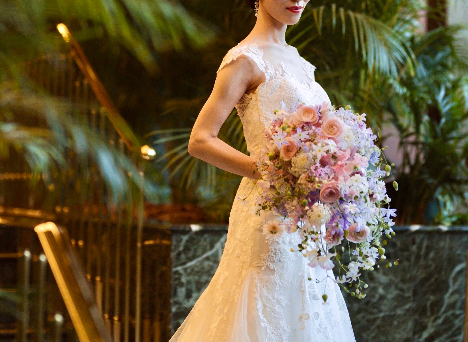 椿山荘の花嫁さまへ ラベンダーカラーのシャワーブーケとブーケの押し花保存｜東京・白金の花屋 一会