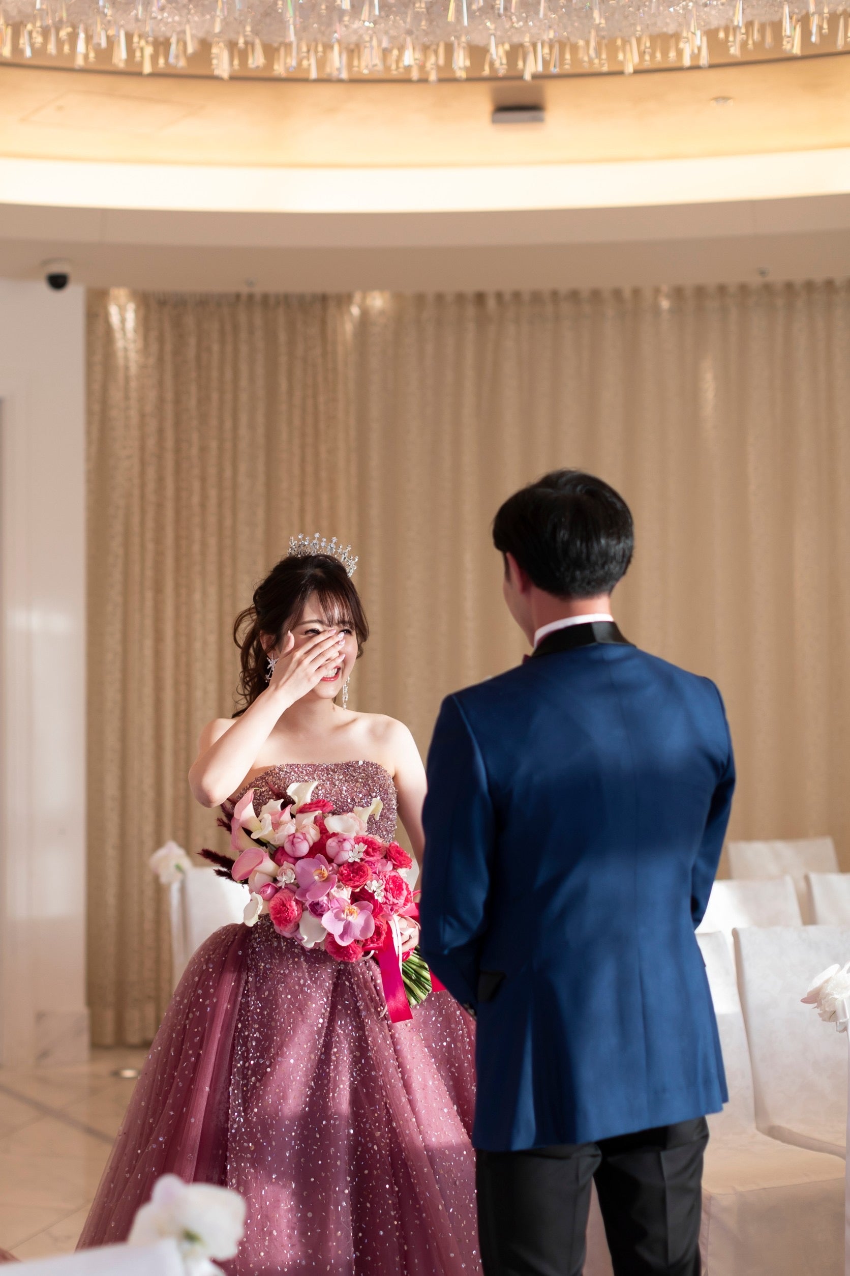 ホテルシャングリ・ラ東京の花嫁様へ　カラーとバラと胡蝶蘭のアームクラッチブーケ　ファーストミート