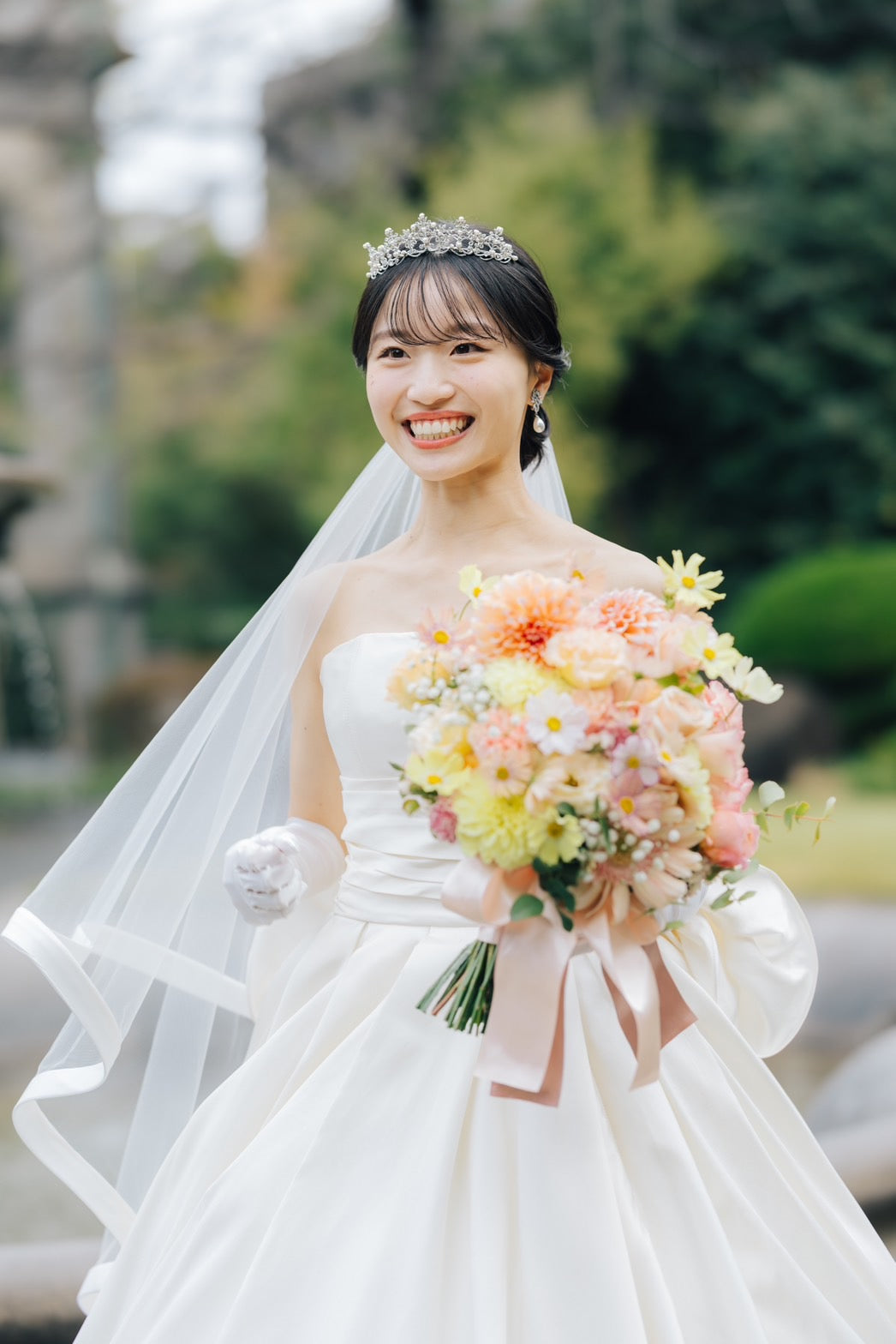 コスモスとダリアのクラッチブーケ 綱町三井倶楽部の花嫁さまへ｜東京・白金の花屋 一会