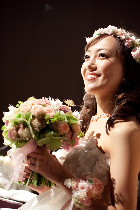 マンダリンオリエンタル東京での結婚式。プリザーブドの花冠をつけ、ピンクとグリーンのブーケを持つ花嫁様