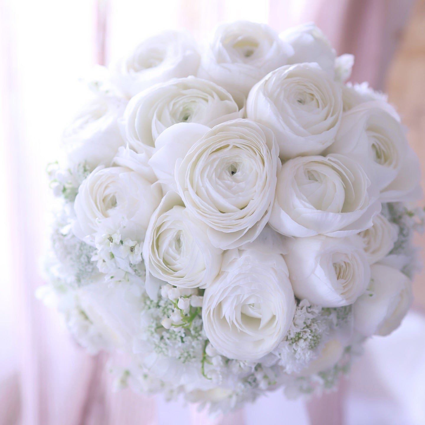 ホテルニューグランドの花嫁様へ、白いラナンキュラスとかすみ草の純白ラウンドブーケ