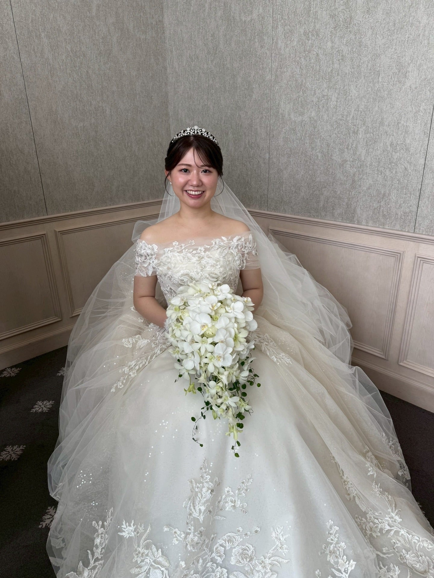 オークラ東京の花嫁様が手にする胡蝶蘭とデンファレの白いキャスケードブーケ