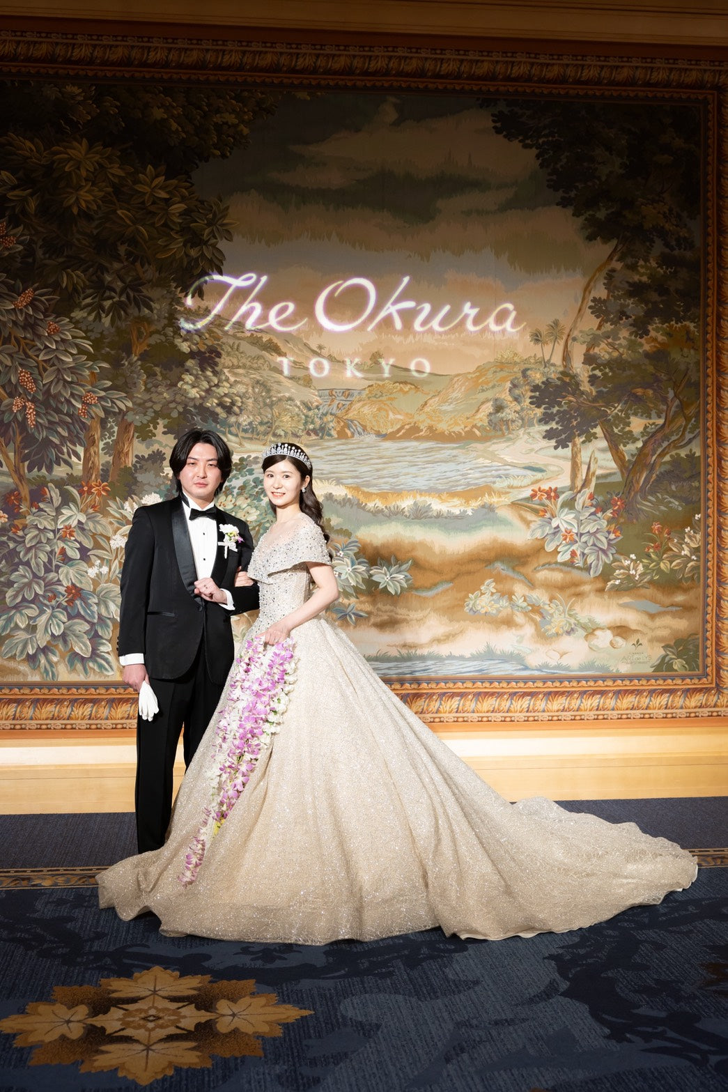 The Okura Tokyoでガーランドブーケを持つ花嫁さまと新郎さま
