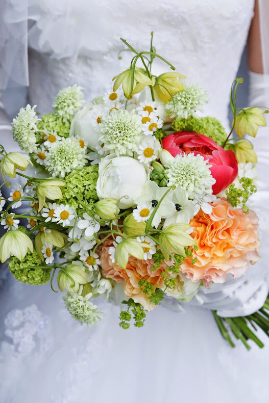 コーラルピンクの芍薬のクラッチブーケ　振袖とドレス、ふたつの装いに　パレスホテル東京の花嫁様へ