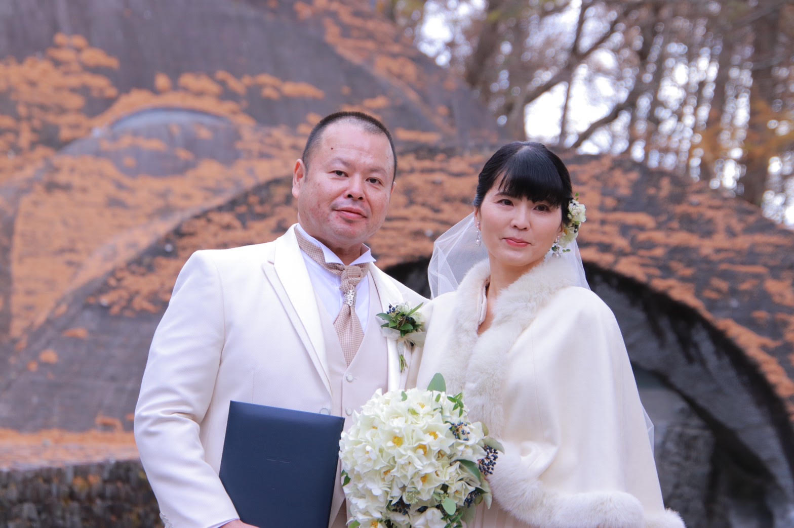 軽井沢石の教会 ウエディングドレスという名の一重のバラのキャスケードブーケ｜東京・白金の花屋 一会