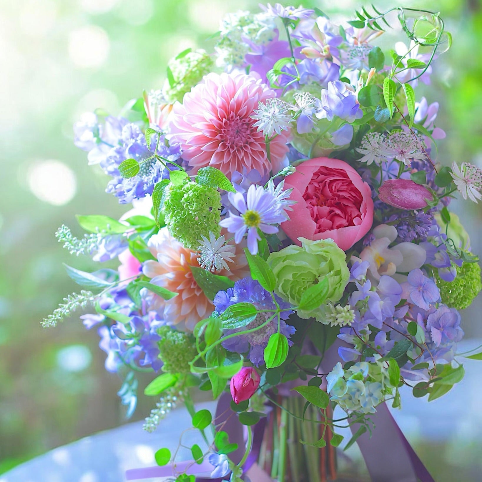 黒引き和装の花嫁様へ、芍薬とダリア、初夏の草花を束ねたナチュラルなクラッチブーケ